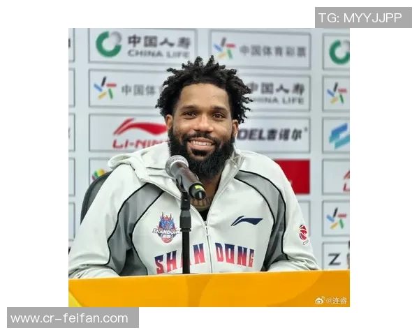 鲍威尔半场表现出色9投4中砍下15分助力球队取得领先优势